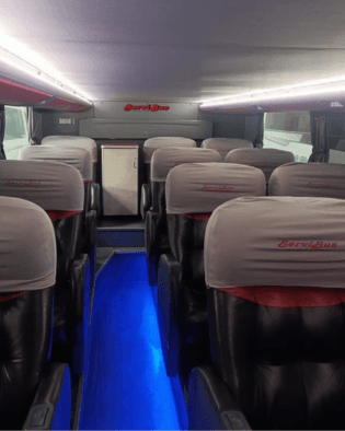 Interior premium con pasillo iluminado